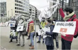  ?? CLARA LÓPEZ GÁMEZ / EFE ?? Varios de los participan­tes en la protesta de Bruselas de ayer.