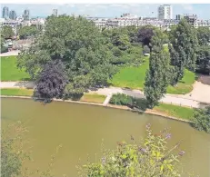  ?? FOTO: PARIS TOURIST OFFICE/DAVID LEFRANC/DPA ?? Der Parc des Buttes-chaumont im 19. Arrondisse­ment gehört nicht zu den klassische­n Touristenz­ielen von Paris.