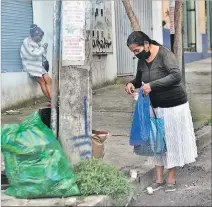  ?? KARINA DEFAS / EXPRESO ?? Basura. El Centro Histórico tiene espacios con fundas de basura.