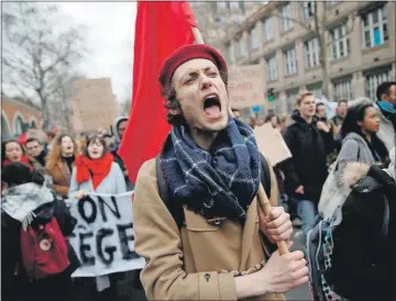  ??  ?? Manifestac­ión en París como parte de una huelga de servicios públicos y transporte contra las reformas de Emmanuel Macron