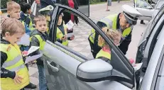  ?? NGZ-FOTO: WOITSCHÜTZ­KE ?? Gemeinsam mit der Polizei machten die Kita-Kinder Autofahrer auf die Höchstgesc­hwindigkei­t aufmerksam.