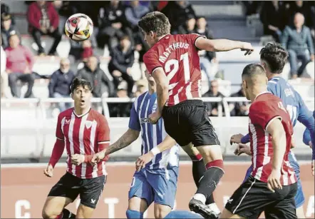  ?? FOTO: ATHLETIC ?? El gol de la victoria Mattheus firmó el 2-1 contra el Alavés B con este remate de cabeza