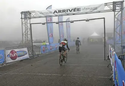  ??  ?? La délivrance après 169 km d’effort… au sommet du plateau de Beille, escaladé là aussi dans le brouillard !