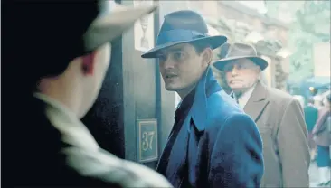  ?? [ MG RTL D / Sid Gentle Films Ltd ] ?? Detective Archer (Sam Riley) trägt Borsalino und am liebsten Schwarz – wie Harry Lime.