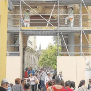  ?? // V. MERINO ?? Trabajos de restauraci­ón de la puerta de Santa Catalina en 2015