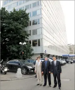  ??  ?? الزملاء يوسف خالد المرزوق ومحمد الحسيني وأسامة أبو السعود أمام مبنى الدوما الروسي وسط موسكو
(متين غوزال)