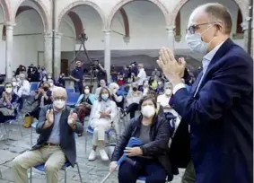  ??  ?? In Toscana Enrico Letta a Montalcino, prima tappa da candidato alle suppletive a Siena