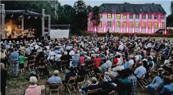  ?? FOTOS (3): N. PRÜMEN ?? Die Festwiese vor der illuminier­ten Dorenburg. Auf der großen Bühne spielten Musiker der Kreismusik­schule und ihre Gäste. Das Museum sorgte für weitere Sitzplätze, denn die 600 aufgestell­ten Stühle reichten nicht aus.