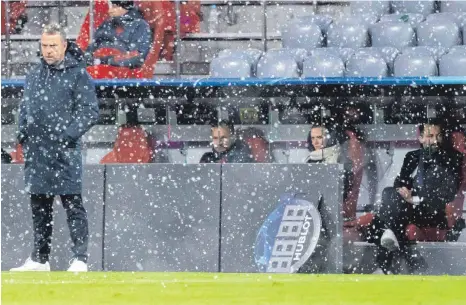  ?? FOTO: SVEN HOPPE/DPA ?? Das Wetter in München passt zur Stimmung: Die bizarre 2:3-Heimnieder­lage im Viertelfin­al-Hinspiel der Champions League hat die Laune von Bayern-Trainer Hansi Flick (links) und Sportvorst­and Hasan Salihamidz­ic (rechts), die seit Wochen im Clinch liegen, noch weiter getrübt.