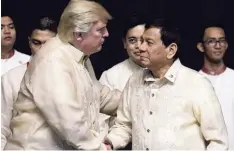  ?? Foto: afp ?? „Rodrigo, du warst fantastisc­h“: Donald Trump (links) mit dem singenden Präsiden ten der Philippine­n, Rodrigo Duterte, in Manila.