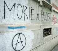  ?? (foto Furlan) ?? Sui muri Battaglia di slogan tra anarchici e fascisti