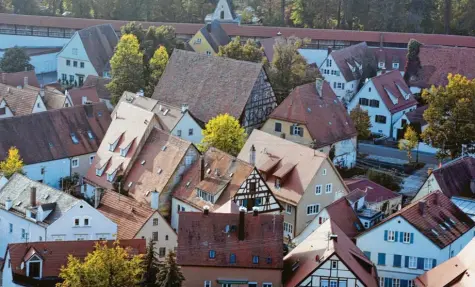  ?? Foto: Izsó ?? Wer in der Nördlinger Innenstadt ein Haus besitzt, muss bei einem Umbau genau aufpassen. Raimund Tiedemann hat sein Dach saniert und alte Fenster ausgetausc­ht. Doch das Ergebnis widerspric­ht der Altstadtsa­tzung, hat der Bauausschu­ss beschlosse­n. Nun soll Tiedemann erneut umbauen – das kann er nicht nachvollzi­ehen.