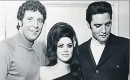  ?? HULTON ARCHIVE / GETTY ?? Tom Jones, Priscilla y Elvis Presley, en una foto de 1970