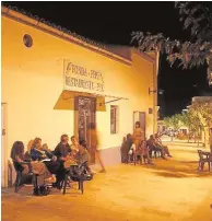  ??  ?? Abajo, la Fonda Pepe en Sant Ferrán, el icónico local por donde pasaron Bob Dylan y Pink Floyd