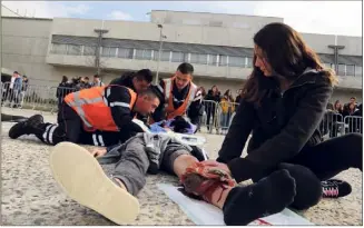  ?? (Photos Gilbert Rinaudo) ?? Point d’orgue de cette matinée de formation, la démonstrat­ion en public et commentée par les lycéens de la prise en charge de deux victimes d’un accident de scooter, en attendant l’interventi­on des sapeurs-pompiers profession­nels.