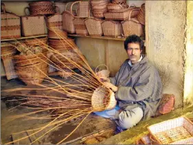  ??  ?? (L-R) A Kashmiri weaver at work. Handmade basket, bag and jewellery products from ‘Direct Create’.