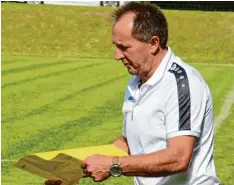  ?? Foto: Reinhold Radloff ?? Ziemlich nach Plan von Trainer Sepp Schlögel läuft es beim SV Reinhartsh­ausen. Er rechnet sich durchaus noch Aufstiegsc­hancen aus.