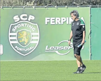  ?? FOTO: MANEL MONTILLA ?? Jorge Jesús dirigió la sesión matinal del Sporting en sus instalacio­nes de Alcochete