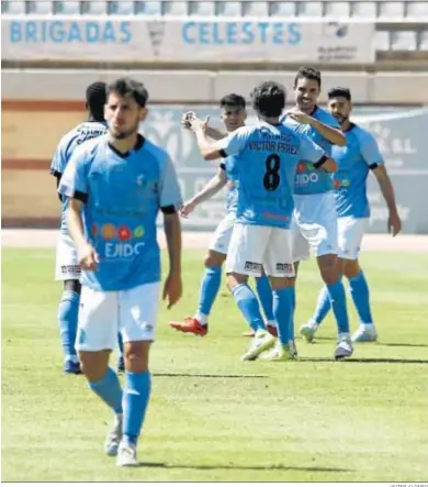  ?? JAVIER ALONSO ?? Jugadores celestes celebrando un gol en Santo Domingo.