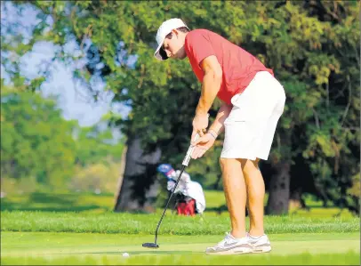  ?? /GARY MIDDENDORF / DAILY SOUTHTOWN ?? Lincoln-Way Central senior Sean Curran putts on the fourth hole at Ravisloe Country Club in Homewood on Tuesday, Aug. 25, 2020.