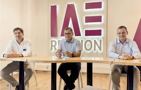  ??  ?? Amaury de Lavigne, directeur de Carrefour Réunion, Pascal Picard directeur de l’IAE de La Réunion et Pascal Chavigna directeur des ressources humaines pour GBH.