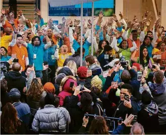  ?? Lucas Jackson/Reuters ?? » PELA JANELA Funcionári­os da Microsoft comemoram a inauguraçã­o de loja na Quinta Avenida, em NY, a poucos metros da Apple; flagship store tem cinco andares