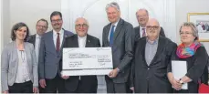  ?? FOTO: PM ?? Freude über die Rekordsumm­e von 526 733,31 Euro bei der Weihnachts­spendenakt­ion „Helfen bringt Freude“: Sonja Hörnlen, Michael Buck und Pfarrer Oliver Merkelbach von der Caritas, Bischof Gebhard Fürst, Chefredakt­eur Hendrik Groth, Projektlei­ter Ludger Möllers, Rudi Löffelsend und Irmgard Keuner von der Caritas-Flüchtling­shilfe Essen (von links) tauschten sich bei der Schecküber­gabe über die Projekte aus.