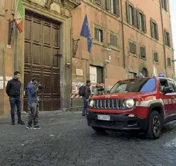  ?? (Proto, Ansa) ?? Via Giulia In alto, da sinistra, il tetto del liceo Virgilio crollato lo scorso sabato mattina. Non ci sono stati feriti. Da lunedì 2 aule sono state chiuse e sono cominciati i lavori di restauro. Sopra, l’ingresso del liceo classico di via Giulia