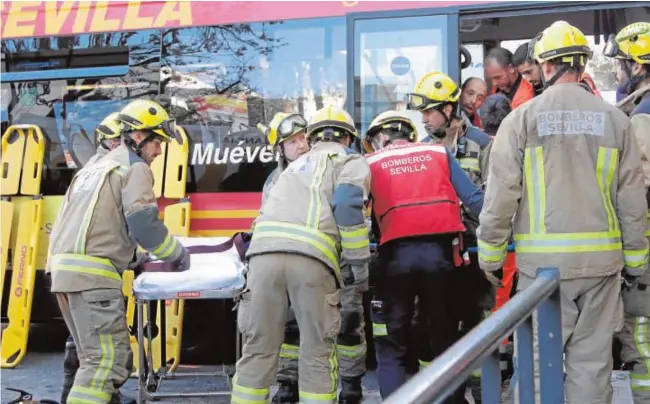  ?? ABC ?? El accidente del autobús de Tussam en la plaza del Duque movilizó a Bomberos, sanitarios y Policía Local