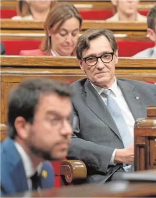  ?? // EP ?? Salvador Illa observa a Pere Aragonès en una sesión parlamenta­ria