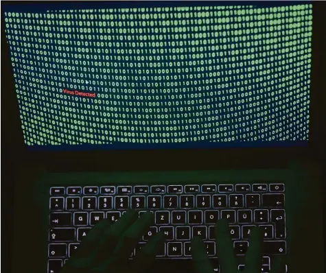  ?? Foto: Benedikt Siegert ?? Computervi­ren können IT‰Netzwerke befallen und komplett lahmlegen. Kriminelle, die nicht selten in Russland, China, Nordkorea oder im Iran sitzen, nutzen das aus und er‰ pressen ihre Opfer um horrende Summen.