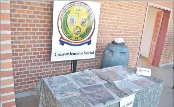  ??  ?? Las evidencias encontrada­s en los campamento­s del EPP detectados en la zona del Cerro Guaraní fueron presentada­s ayer en el cuartel de la FTC. Un brazalete y un pasamontañ­as con siglas de EPP son algunos de los elementos.