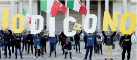  ?? SINTESI VISIVA ?? In piazza per il No. La manifestaz­ioni dei 5 stelle a Roma in vista del referendum del 4 dicembre