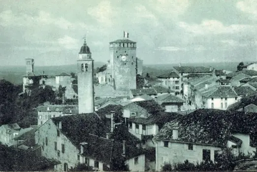  ??  ?? Memoria Una foto storica di Asolo. Il primo scaglione di 50 persone arrivò in città il 30 novembre del 1941 a bordo di un autocarro. Tra essi vi era la famiglia dell’avvocato Ziga Neumann, eminente rappresent­ante della comunità ebraica zagabrese