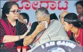  ?? ARIJIT SEN/HT PHOTO ?? Gauri Lankesh’s mother gets emotional as activist Teesta Setalvad (left) looks on in Bengaluru on Tuesday.