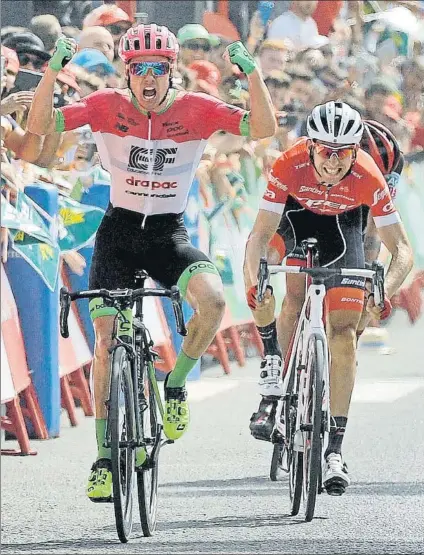  ?? FOTO: EFE ?? Simon Clarke se impone a Bauke Mollema y Alessandro De Marchi en el sprint que disputaron los tres en la meta de Roquetas de Mar