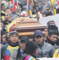  ??  ?? FUNERAL. Rinden homenaje a un líder asesinado en las protestas. AP