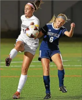  ?? PETE BANNAN -DIGITAL FIRST MEDIA ?? Downingtow­n East’s Angela Carcella, left and Julia Capperella of Unionville battle for a loose ball Wednesday.