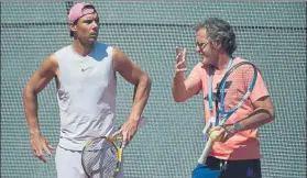  ?? FOTO: MANUEL QUEMADEILO­S /BCNOPENBS ?? Rafa Nadal y Francis Roig, ayer durante el entrenamie­nto