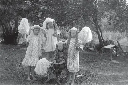  ?? FOTO: SVENSKA LITTERATUR­SäLLSKAPET ?? Syskonen Dahl i Åbo med majviskor. Fotografi från cirka 1913.