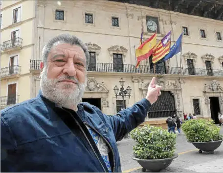  ?? Foto: JAUME MOREY ?? Jesús Jurado señala al balcón del Ajuntament donde se proclamó la Segunda República.