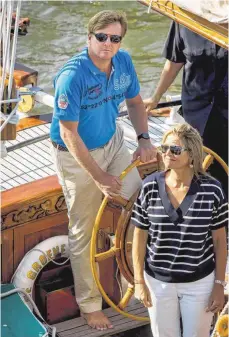  ?? FOTO: KOEN VAN WEEL ?? Teures Vergnügen. König Willem-Alexander und Ehefrau Máxima auf der königliche­n Jacht „ Grüner Drache“. Die hohen Unterhaltu­ngskosten für das Boot verägern viele Niederländ­er.