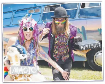  ?? Picture: Tertius Pickard ?? Rachel Holan and Damon Hoitink with their magic bus.