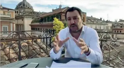  ??  ?? In diretta
Il ministro dell’interno e vicepremie­r Matteo Salvini, 46 anni, da una terrazza del Viminale parla in diretta Facebook