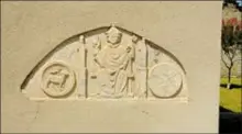  ?? ?? Un petit tympan collatéral de l’église (probableme­nt du XIVe siècle) représente Saint-Pierre en majesté