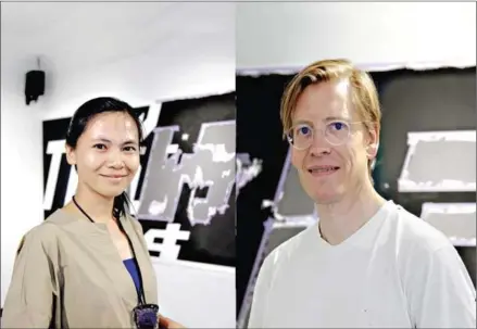  ?? HENG CHIVOAN ?? A combinatio­n photo of artists Kem Keosocheat (left) and Lars Breuer at their Meta House exhibition on August 8.