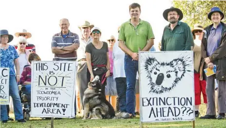  ?? Photo: Nev Madsen ?? NOT HAPPY: Mount Lofty residents have held meetings opposing DHA’s proposed housing estate on Rifle Range Rd.