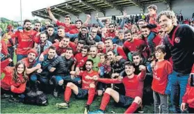  ?? FOTO: I.PLANELLA ?? Celebració en acabar el partit El Municipal va esclatar després del gol de Barnils