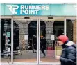  ?? FOTO: AXEL HEIMKEN/DPA ?? Eine geschlosse­ne Runners-Point-Filiale in Hamburg.