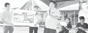  ?? ?? TAKLIMAT: Desmond (kanan) menyampaik­an taklimatny­a mengenai perkembang­an projek tebatan banjir Kampung Assyakirin Bintulu.